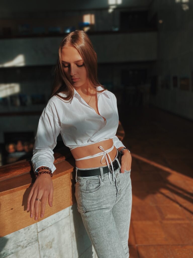 На модели браслет с бычьим глазом