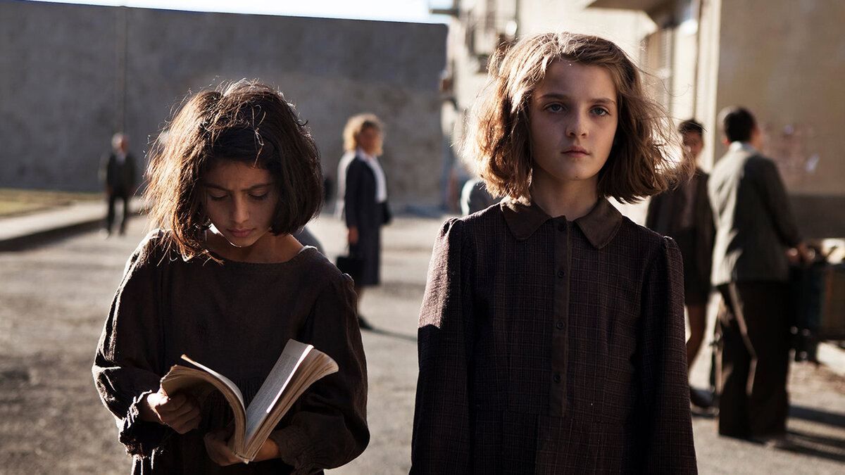 Вроде бы такой простой, но в то же время мощный, содержательный и темпераментный, как и всё итальянское, сериал. Он является экранизацией первой книги из цикла «Неаполитанский квартет», загадочной писательницы Элены Ферранте. Благодаря тому, что создатели с уважением отнеслись к первоисточнику, а также к деталям, передающим атмосферу Италии начала 50-х, на выходе у них получился своего рода шедевр, который высоко оценили зрители со всего мира. 