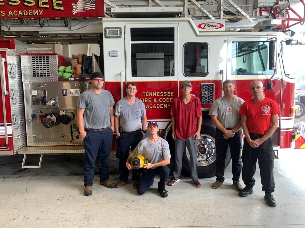 Группа которую готовило пожарное депо Льюисбурга, успешно прошли Live burn training в пожарной академии. Я второй справа.