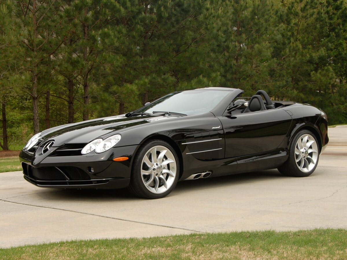 Кузов Mercedes SLR McLaren Roadster из карбона и алюминия обеспечивает максимальную безопасность и защиту.