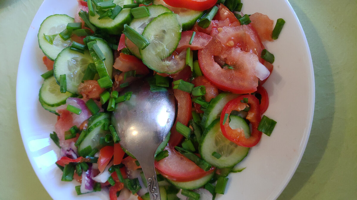 Салатик из своего урожая. Только сладкий перчик пока купила в магазине.  Но, скоро тоже будет свой