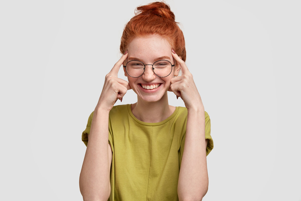 <a href="https://www.freepik.com/free-photo/use-your-brain-happy-red-haired-girl-holds-both-index-fingers-temples-tries-think-before-acting-stupidly-smiles-happily-dressed-casual-summer-clothes-stands-against-white-wall_12203646.htm#query=%D0%BF%D0%B0%D0%BC%D1%8F%D1%82%D1%8C&position=7&from_view=search&track=ais">Image by wayhomestudio</a> on Freepik