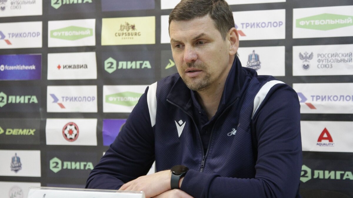     Теперь уже бывший главный тренер утратившего профессиональный статус футбольного клуба «Зенит-Ижевск» Андрей Блажко вошел в тренерский штаб красноярского «Енисея». Об этом сообщает пресс-служба сибирской команды, выступающей в первой лиге российского футбола.