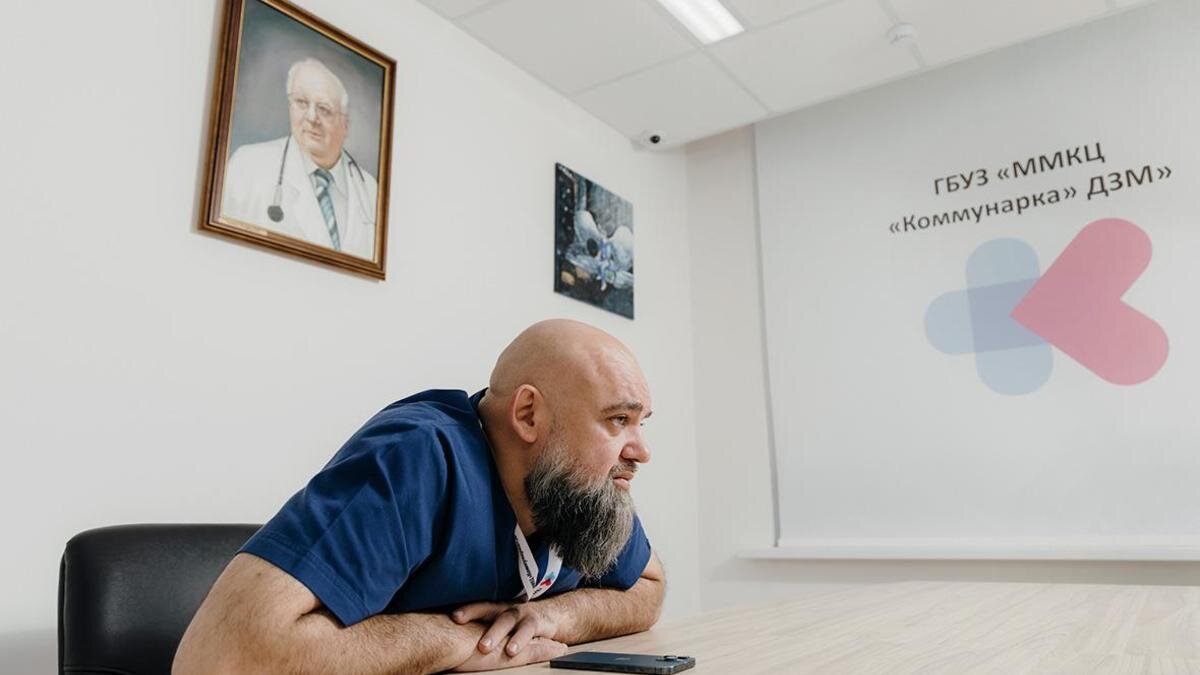 Главврач «Коммунарки» Денис Проценко в интервью РБК рассказал о том, как ковид сменился постковидом, о периодичности эпидемий и о новых угрозах из-за антиваксеров