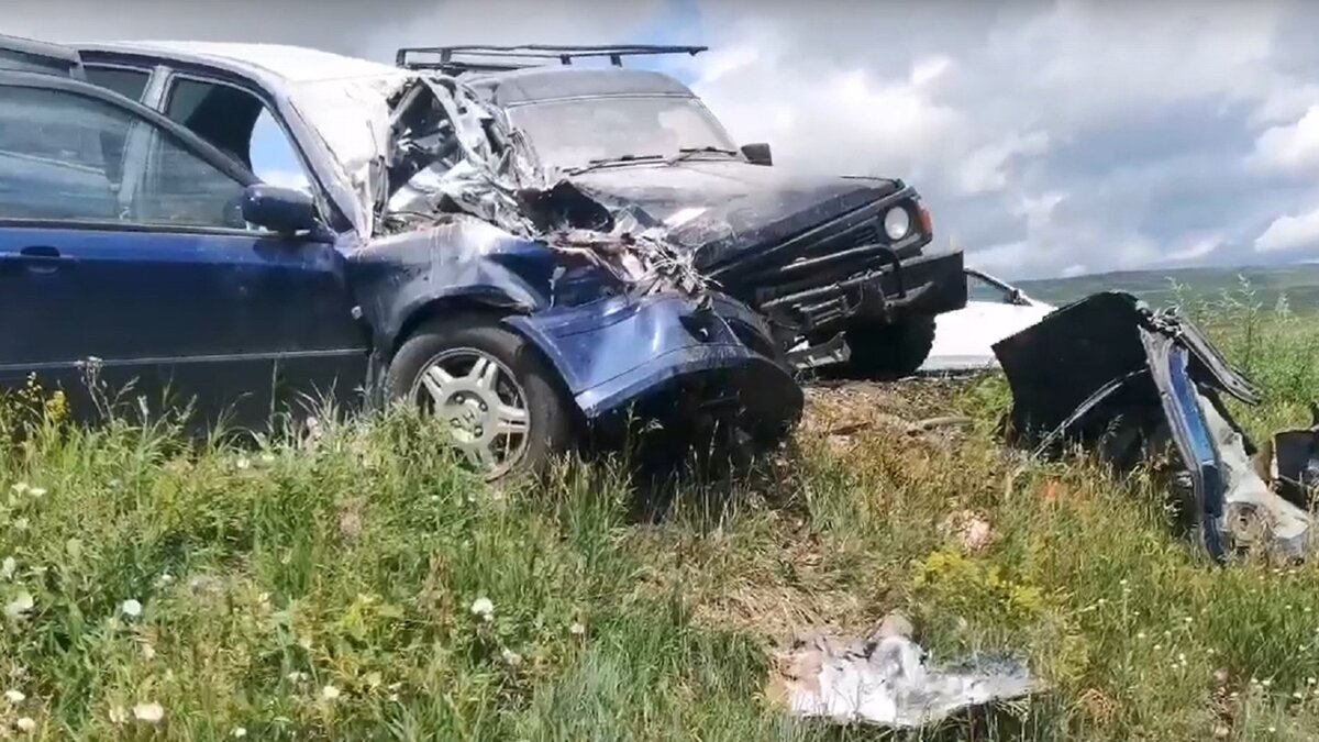     В аварии под Абаканом произошла смертельная авария, погибли две пассажирки и водитель загоревшегося седана.