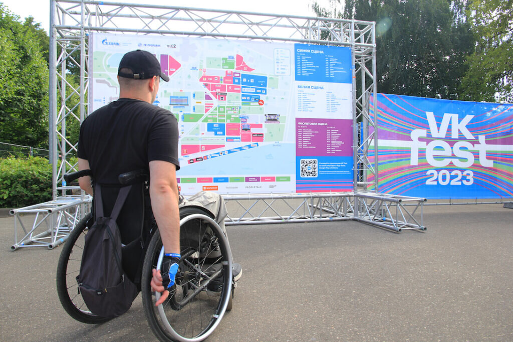 Вшэ вечеринка в москва-сити 2022. Чайф в саду эрмитаж 2022. Жара в москве 2020. Фестиваль цветов в москве 2023. 16 июля в москве.