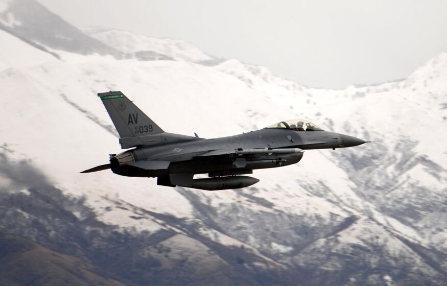    США разрешили европейским странам обучать украинцев полетам на F-16