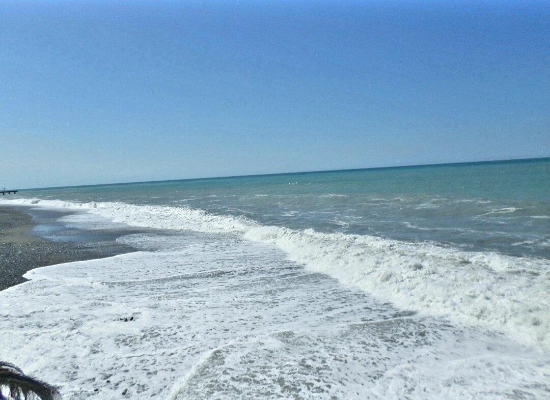 Черное море и пляж в городе Гагра
