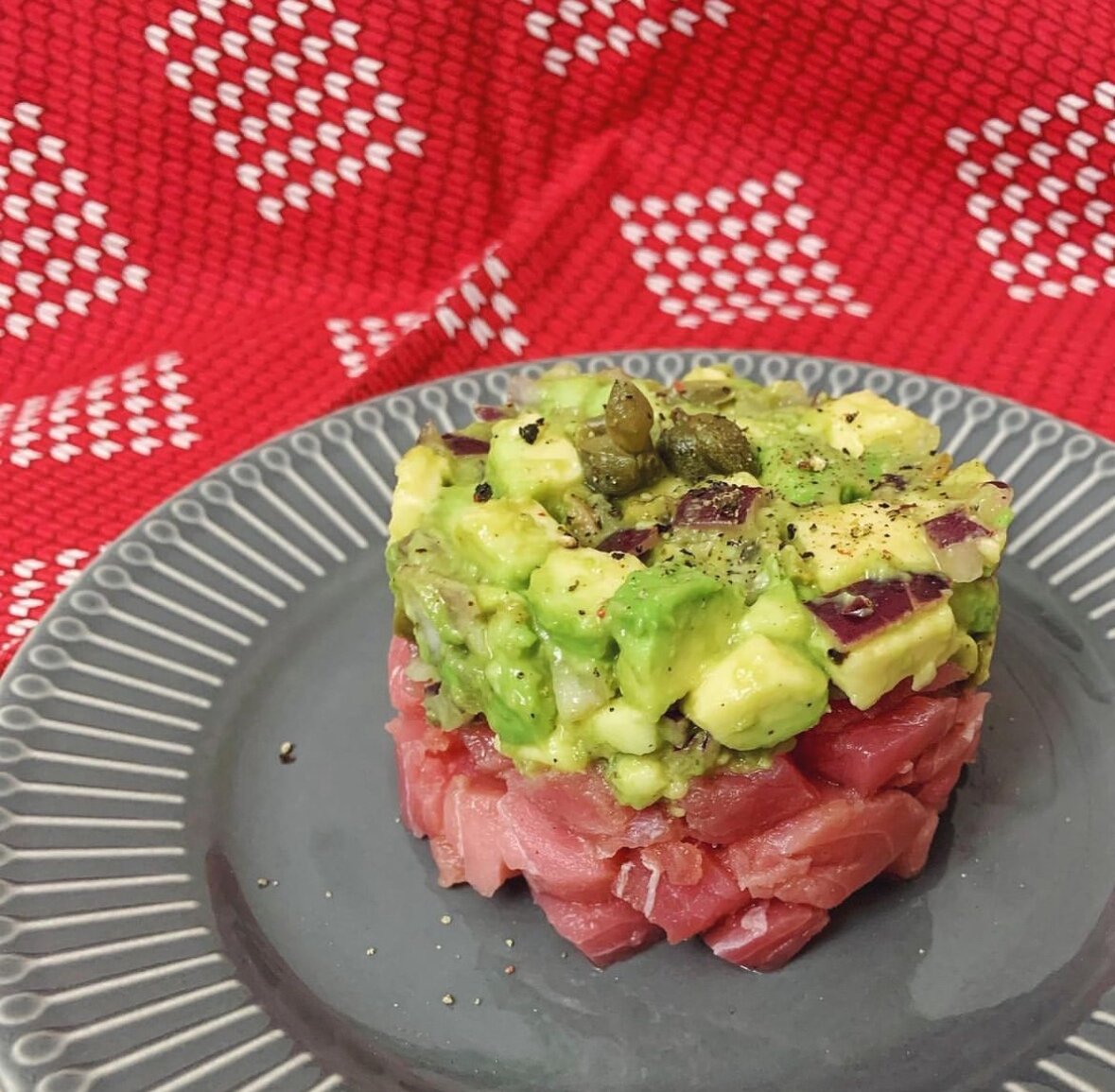 Тартар из тунца, с авокадо, красным луком и каперсами
