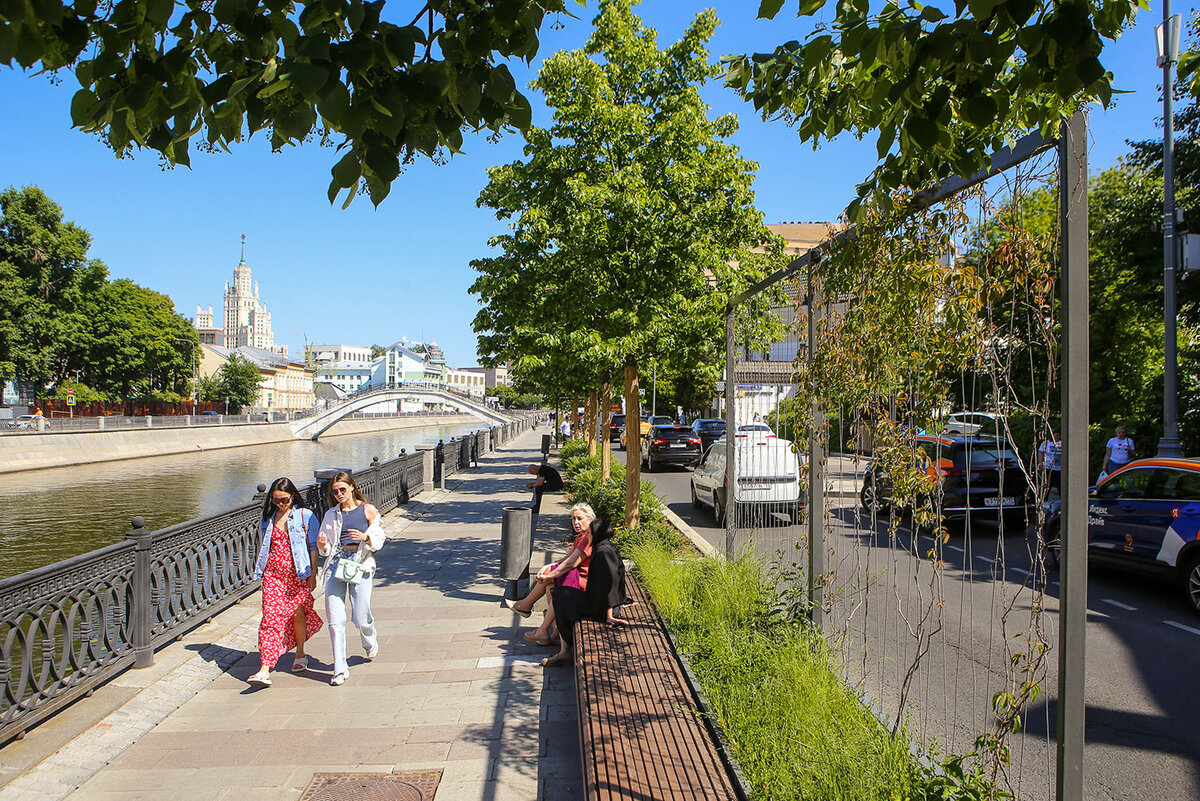  Ещё несколько лет назад столичные набережные редко выбирали для прогулок, хотя с них открывался чудесный вид. Причина – в неблагоустроенности.