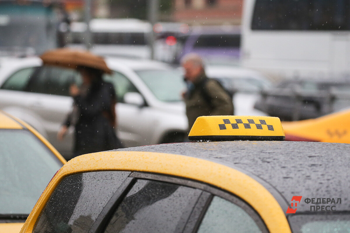 Водитель такси челябинск. Такси. Такси фото. Такси в снегопад. Таксист зек.