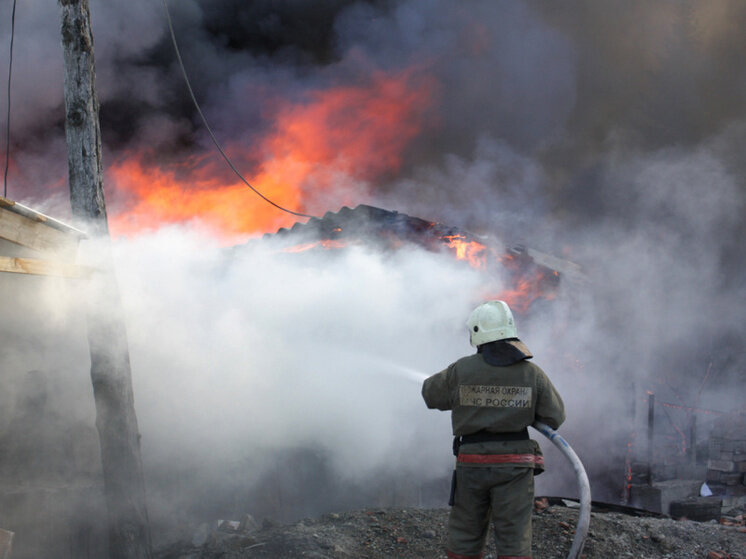 Фото пожарный тушит пожар