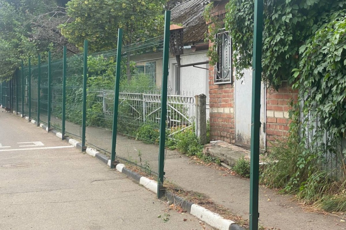    Рядом с автовокзалом «Краснодар-1» сносят незаконный забор
