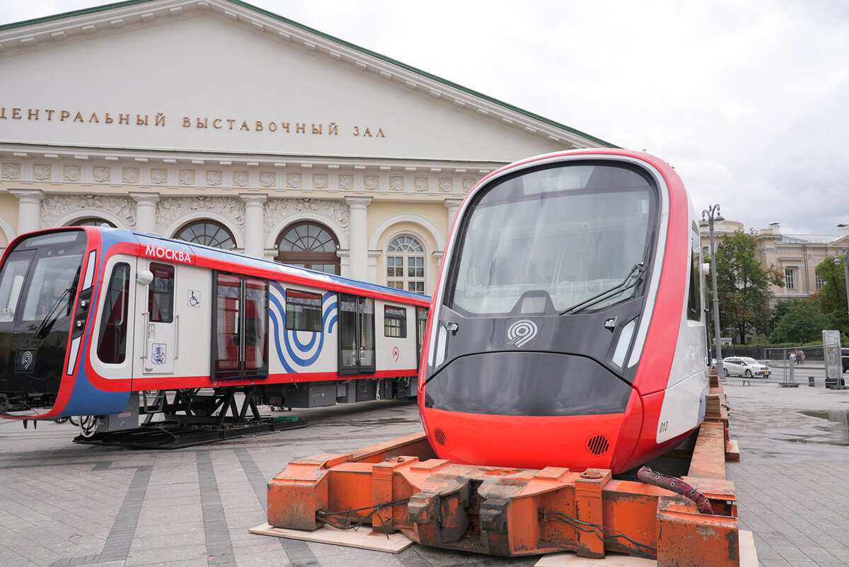 К Московскому урбанистическому форуму на Манежную площадь доставили  современный вагон «Иволга 3.0» | Трансмашхолдинг | Дзен