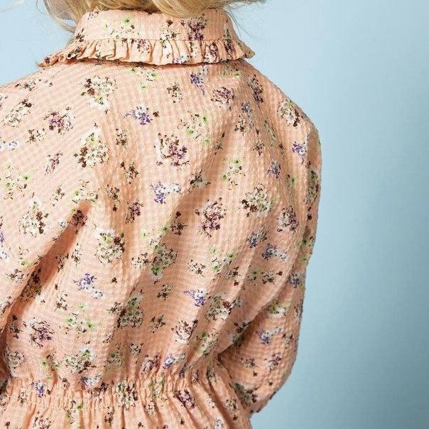 Воротник-стойка с оборкой