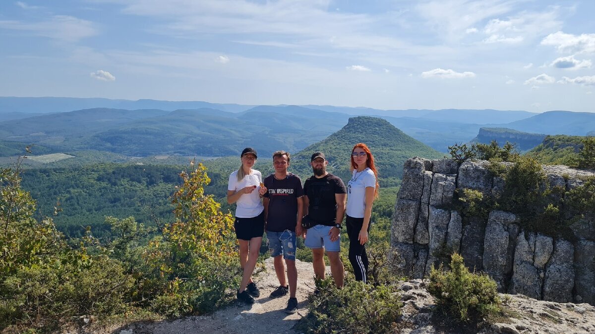 Сзади нас гора, которая является, пещерным городом Тепе-Кермен 
