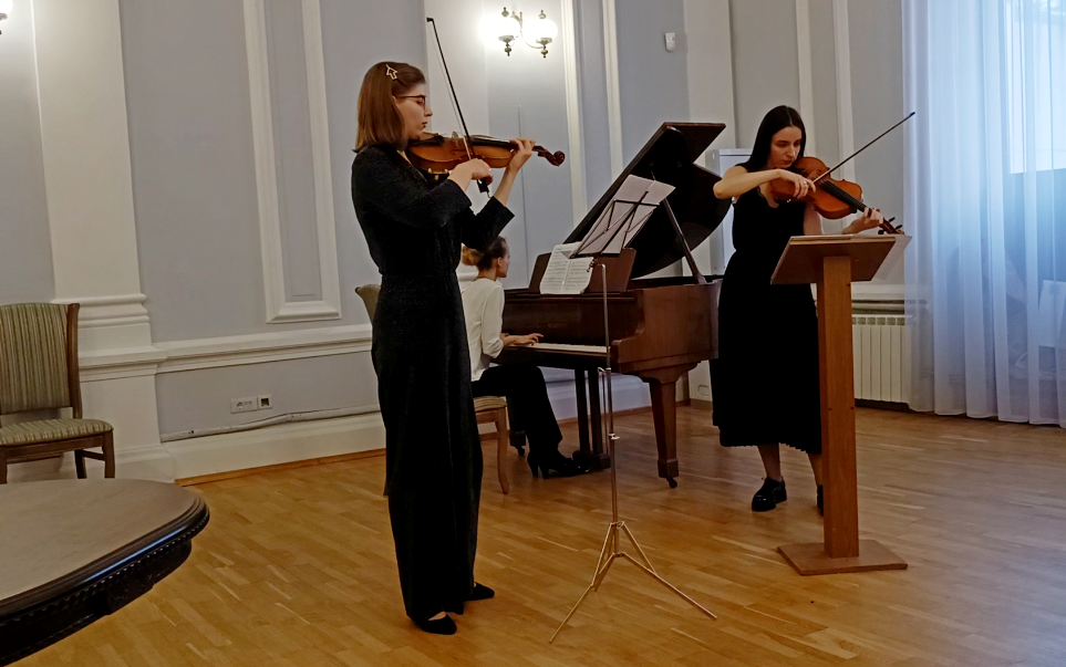 Автор в качестве концертмейстера, исполняет своё фортепианное трио с Ириной Медведевой (скрипка) и Ольгой Васильченко (альт) 