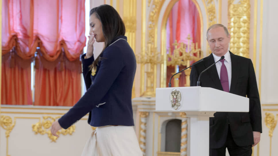 Фото: Дмитрий Азаров / Коммерсантъ📷Елена Исинбаева и Владимир Путин во время встречи президента с Олимпийской сборной России в 2016 году