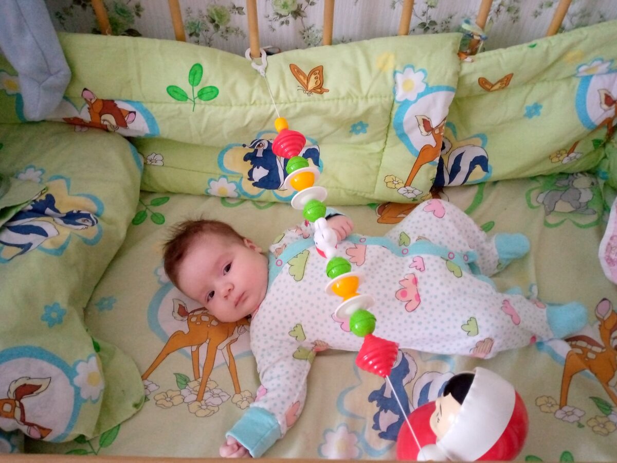 Стефания 3 мес играет в кроватке, другой функции у кроватки не было