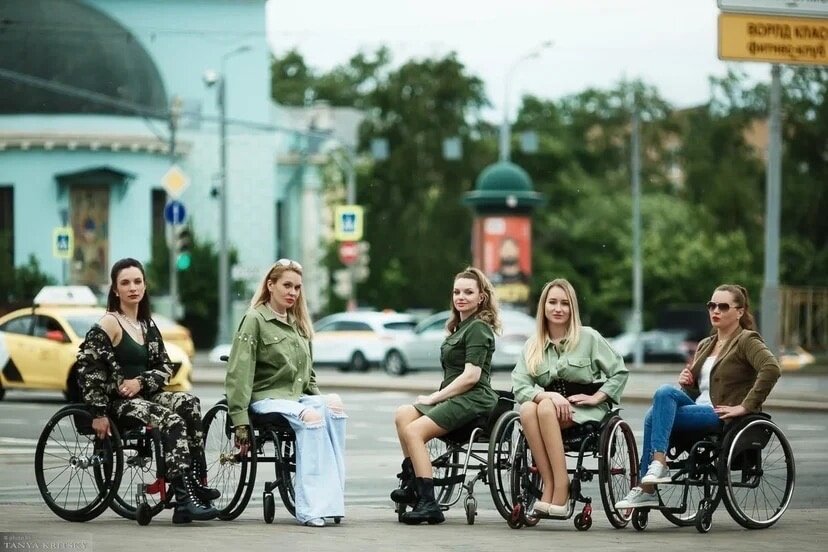 Ольге Гомбоевой 40 лет, она замужем, воспитывает сына, работает на любимой работе, танцует, помогает женщинам с инвалидностью и занимается просветительской деятельностью — и это все на инвалидной...-6