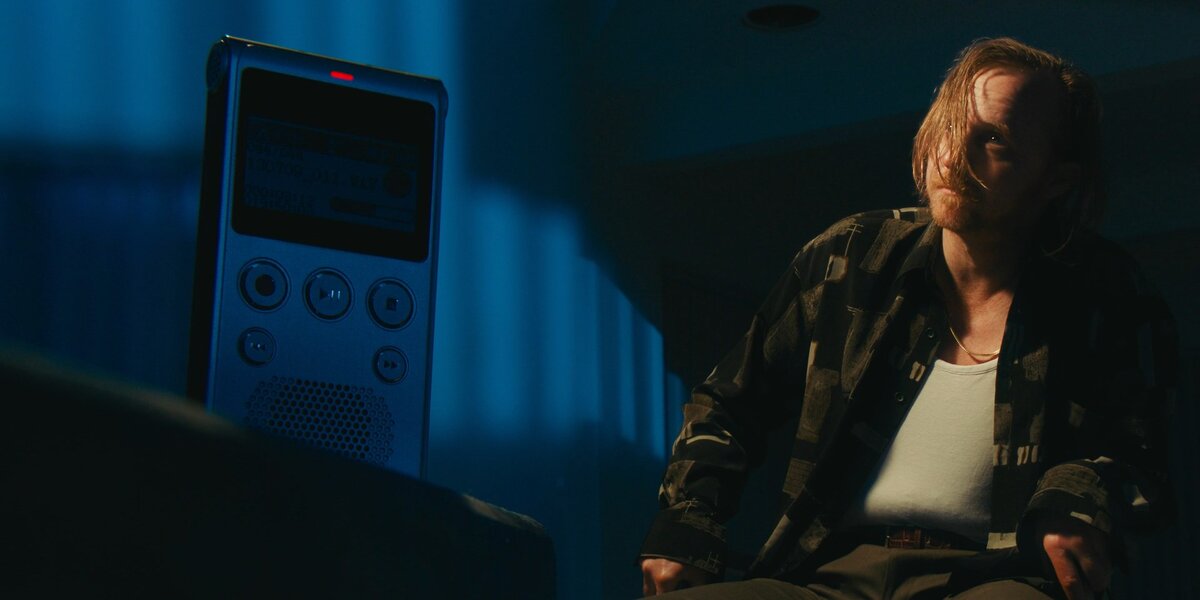 Предварительная исповедь жертв откликается в самом Эване, заставляя его раз за разом переслушивать записи. В жертвах он видит отголоски собственного отца и себя самого.