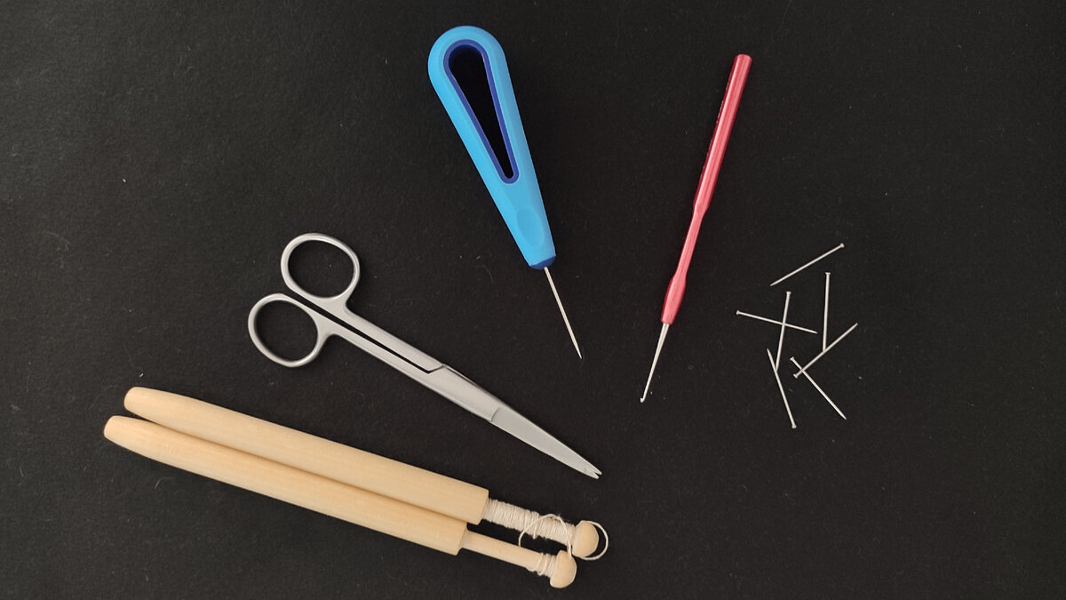 Мои инструменты. Вместо накола я использую шило для накалывания отверстий для булавок на сколках. Картон нужен для укрепления бумаги, на которую нанесён рисунок сколка. Поскольку крафтовый картон не в свободном доступе, удобно использовать подходящий по плотности картон от конфетных коробок. Бумажный сколок наклеивают на картон и обёртывают тонкой калькой (чтобы избежать загрязнения ниток, если сколок нарисован пачкающими инструментами). При наличии прозрачной плёнки можно наклеить прозрачную плёнку, или обернуть сколок целофаном. Я иногда нарушала это правило, так как распечатанный на принтере сколок не пачкал и нитки были грубые, им не страшны загрязнения.