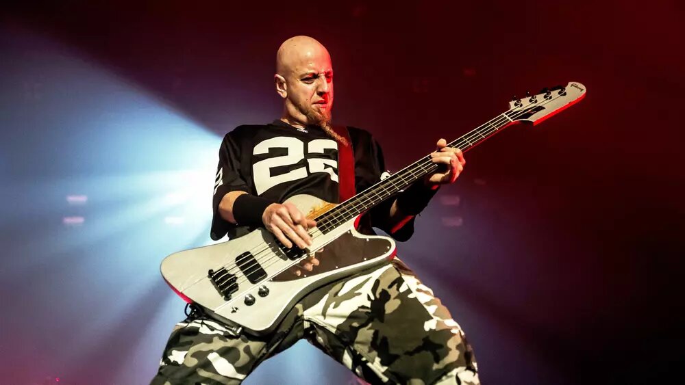 Басист System of a Down Шаво Одаджян во время выступления на арене Wembley Arena в Лондоне, 10 апреля 2014 года © Retna/Photoshot/Reporter/East News