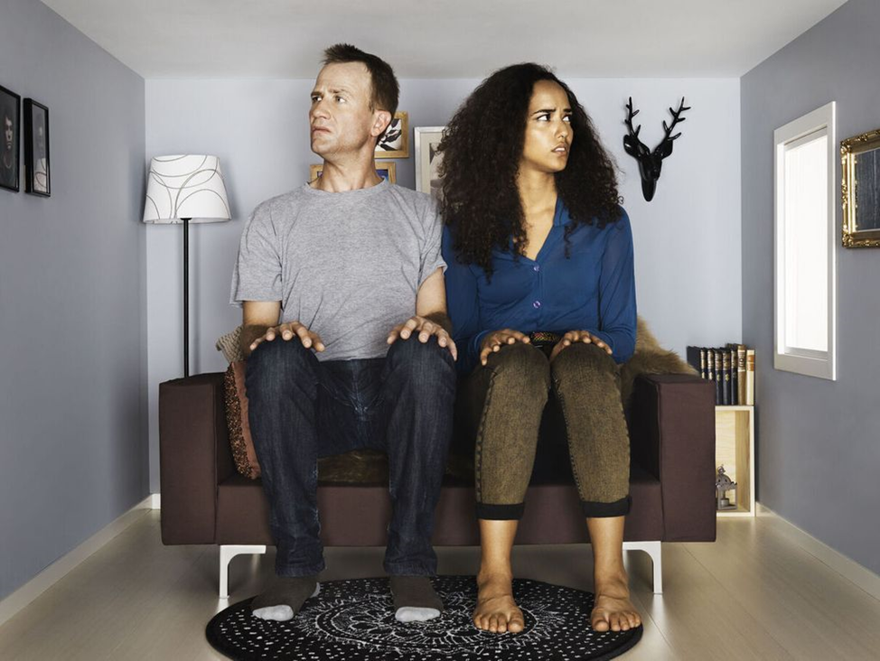 тесно в квартире. тесная жизнь. тесная жизнь. тесная жизнь. комнаты гробы в гонконге.