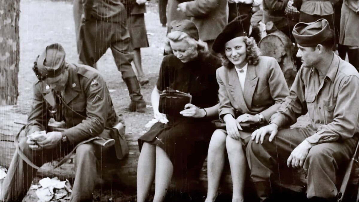 Что делают с военнопленными. Немки в Германии в 1945 и советские солдаты. Русские солдаты в Берлине 1945 с немкой. Русские солдаты и немки в 1945 году. Немецкие солдаты и женщины.