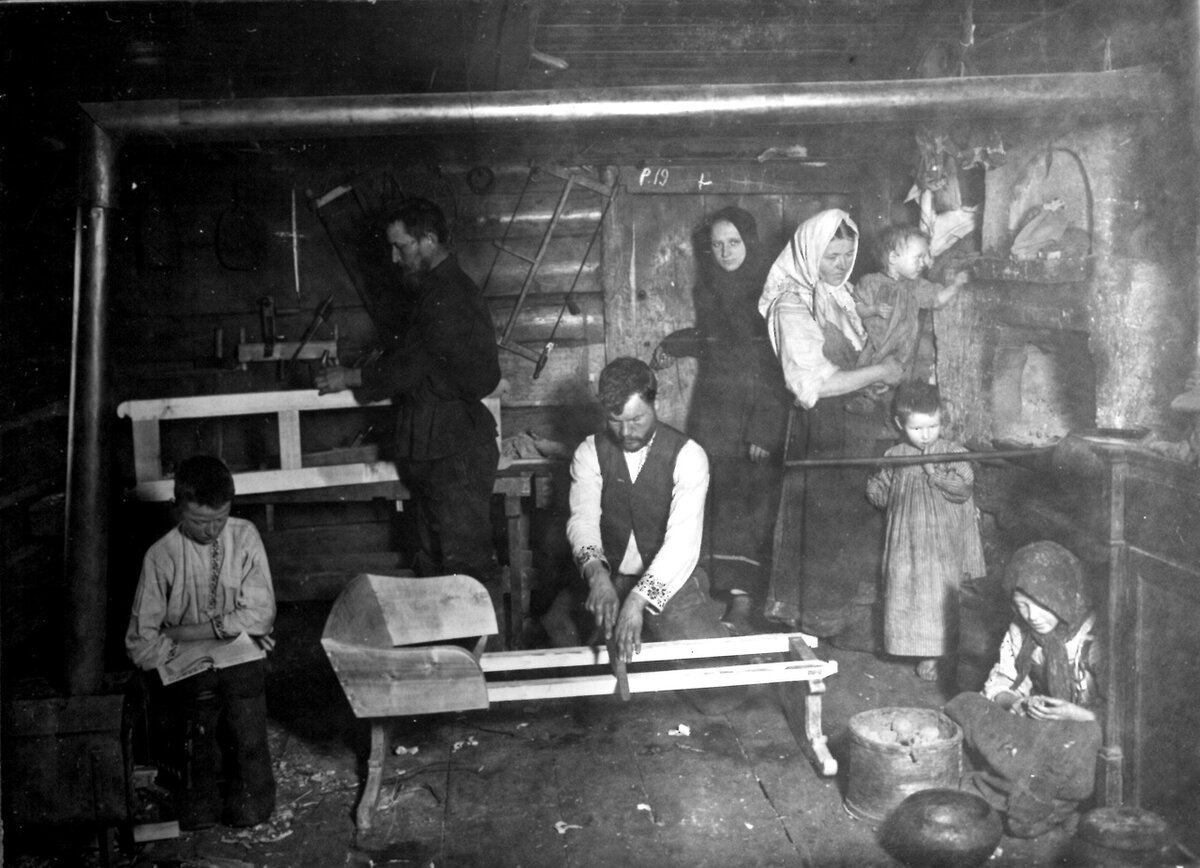 Семья столяра. Фото начала 1920-х годов из фонда Смоленского государственного музея-заповедника.