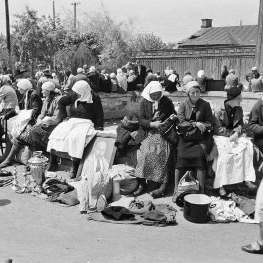 Жители оккупированного Киева торгуют вещами у фонтана на Галицком рынке (Еврейский базар).