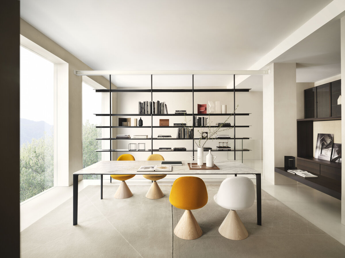 Несколько лет спустя, он основал архитектурную фирму Lissoni Associates с Николетта Канеси. Пьерро Лиссони очень минималистичный дизайнер и работал со многими из самых известных мировых дизайнерских брендов, в том числе производителем мебели Kartell.

