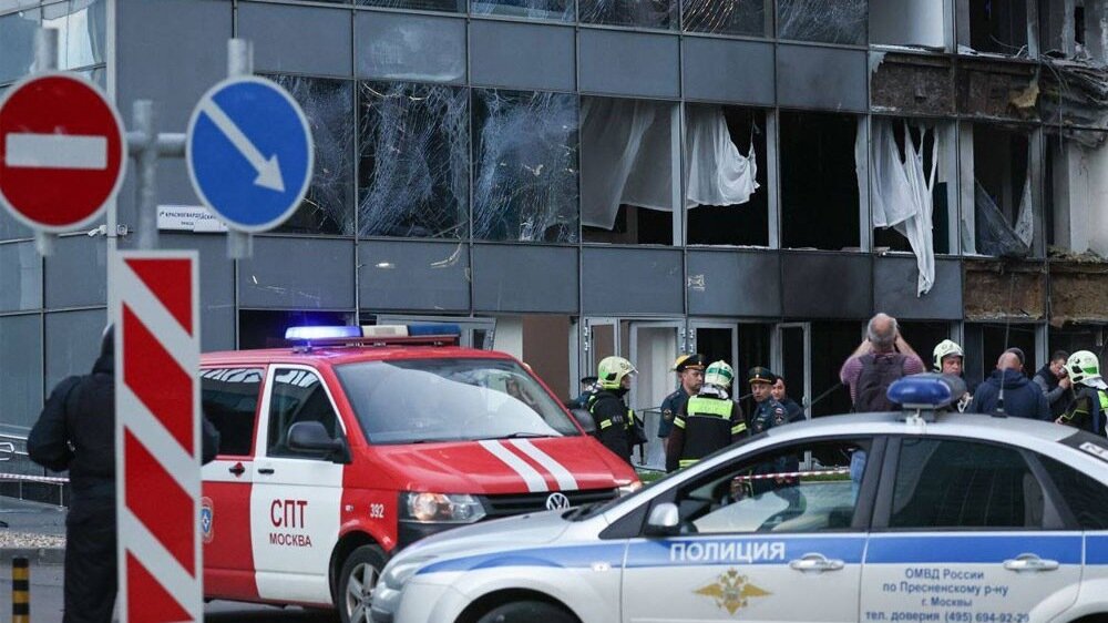     В результате очередного ночного налета дронов на Москву были повреждены две башни в Москва-Сити. IQ-квартал принадлежит государственной компании «Дом.рф». Там располагаются в основном министерства. Башня «Око-2» — совместная собственность города Москвы и Гавриила Юшваева.