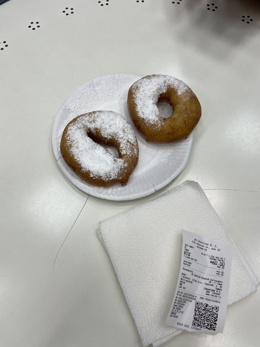 Пышки в сахарной пудре. Самое дешевое лакомство в пышечной. Одна за 30 рублей.