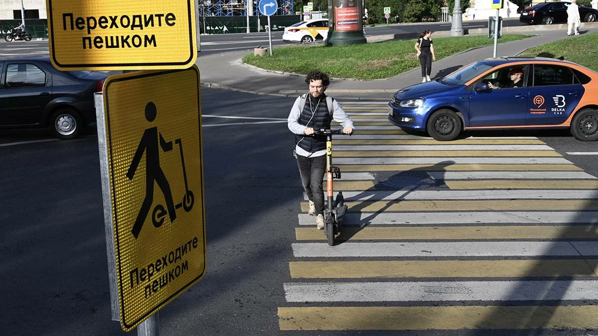 Правила езды на электросамокате в 2024 году. Пешеход на самокате. Переходите пешком. Пешеход с велосипедом. Переход на самокате.