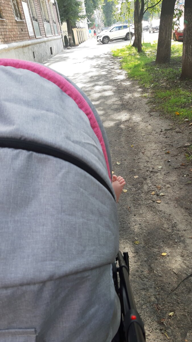 Фото из личного архива. В Ярославле жара. Маленькие ножки принимают солнечные ванны)