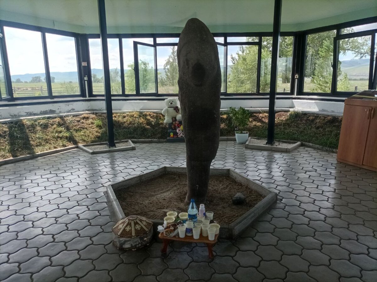 Улуг Хуртуях тас