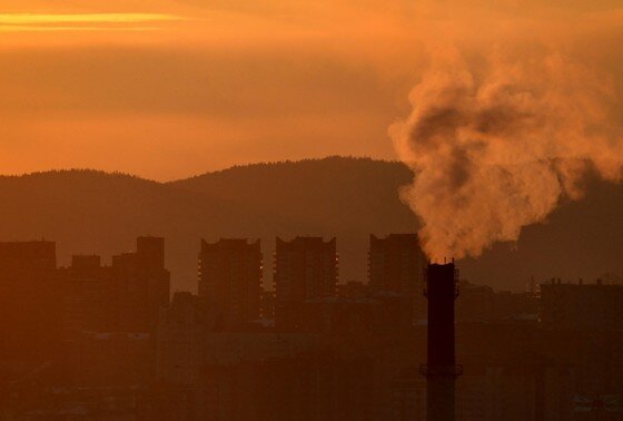    Вид на покрытые смогом жилые кварталы Красноярска во время действия режима неблагоприятных метеорологических условий (НМУ), который в Красноярске традиционно называется режимом «чёрного неба»