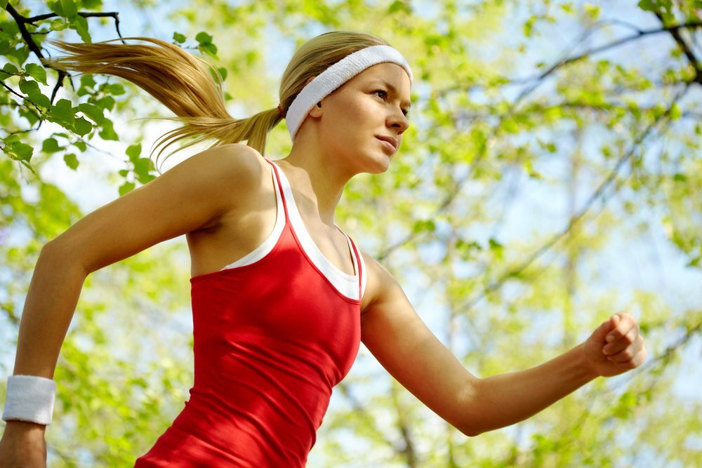 Энергичная музыка для тренировок. Физическая активность. Здоровая девушка. Активная женщина. Здоровье человека.