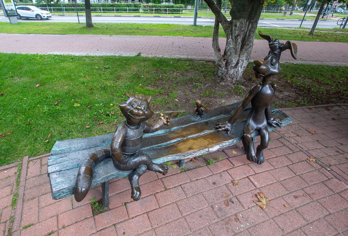 Жанровая скульптура "Трое из Простоквашино". Раменское, Московская область. Фото автора статьи (листайте галерею, ещё 3 фото)