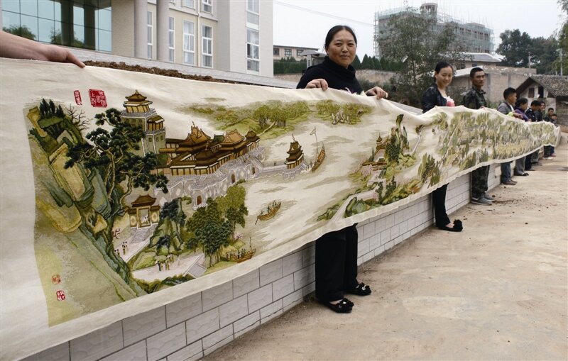 Массовое вышивание крестом по мотивам традиционных парчовых гобеленов. Фото из открытых источников.