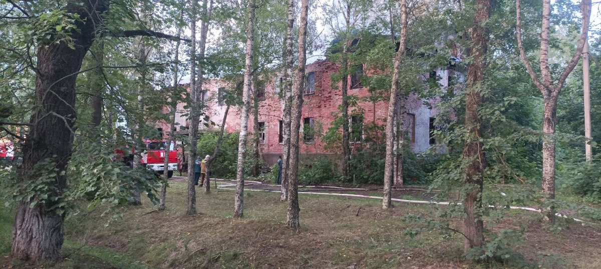 Пожарные работают над остатками перекрытий. Авторское фото. Кречевицы.