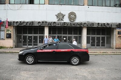    Автомобиль Следственного комитета РФ у главного входа Загорского оптико-механического завода в Сергиевом Посаде, на территории которого произошел взрыв ©Кирилл Зыков РИА Новости