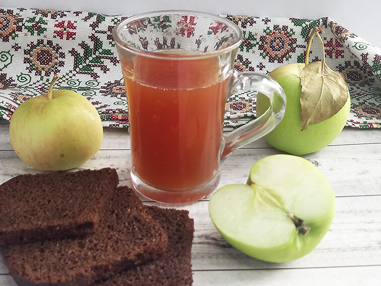 Березовый квас с изюмом и хлебом. Яблочный квас. Квас с яблоком. Как сделать квас домашний без хлеба.