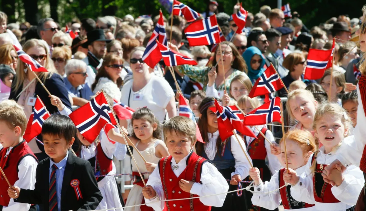 Норвегия средняя. Школьники Норвегии. Норвежские дети. Начальная школа в Норвегии. Ученики начальной школы в Норвегии.