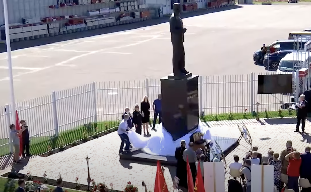 Памятник сталину якутск 2019. Мемориальная доска в украине на фоне флага украины. Коммунисты россии ставрополье. Открытие памятник сталину в луки. Открытие памятника покорителям самотлора.