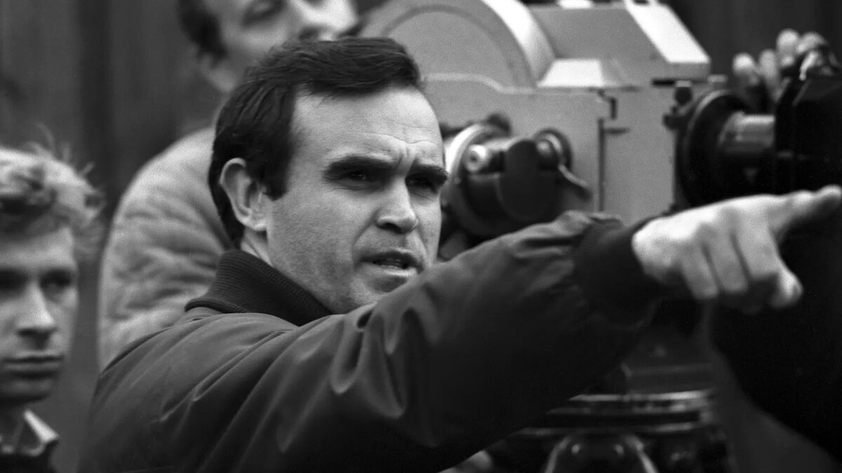 Это уже позже он стал режиссёром.  фото:  яндекс картинки ..