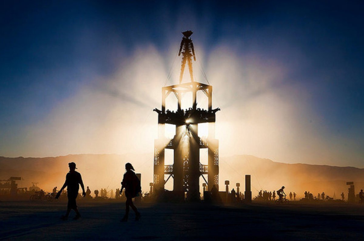    Дожди вынудили остаться в пустыне десятки тысяч гостей Burning Man