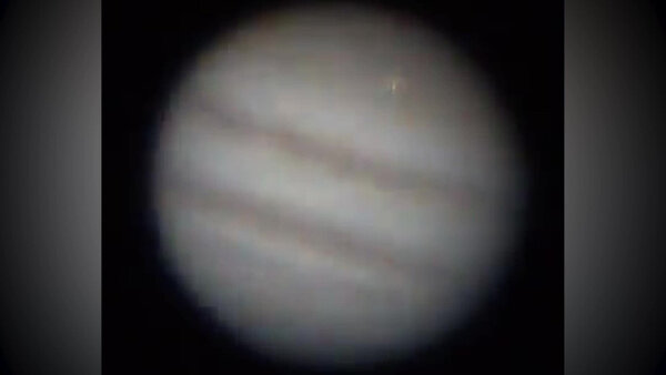 Падение неизвестного объекта в атмосферу Юпитера. Видео © Twitter / MASA Planetary Log