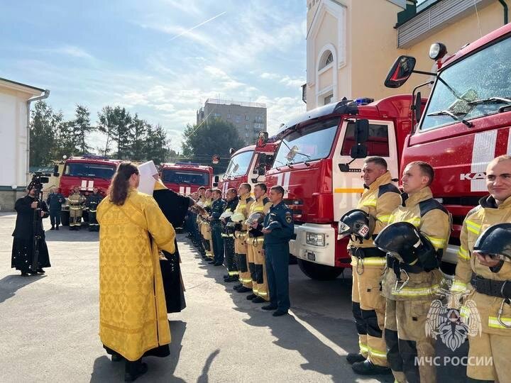 В Новосибирске митрополит Никодим освятил 7 новых пожарных машин